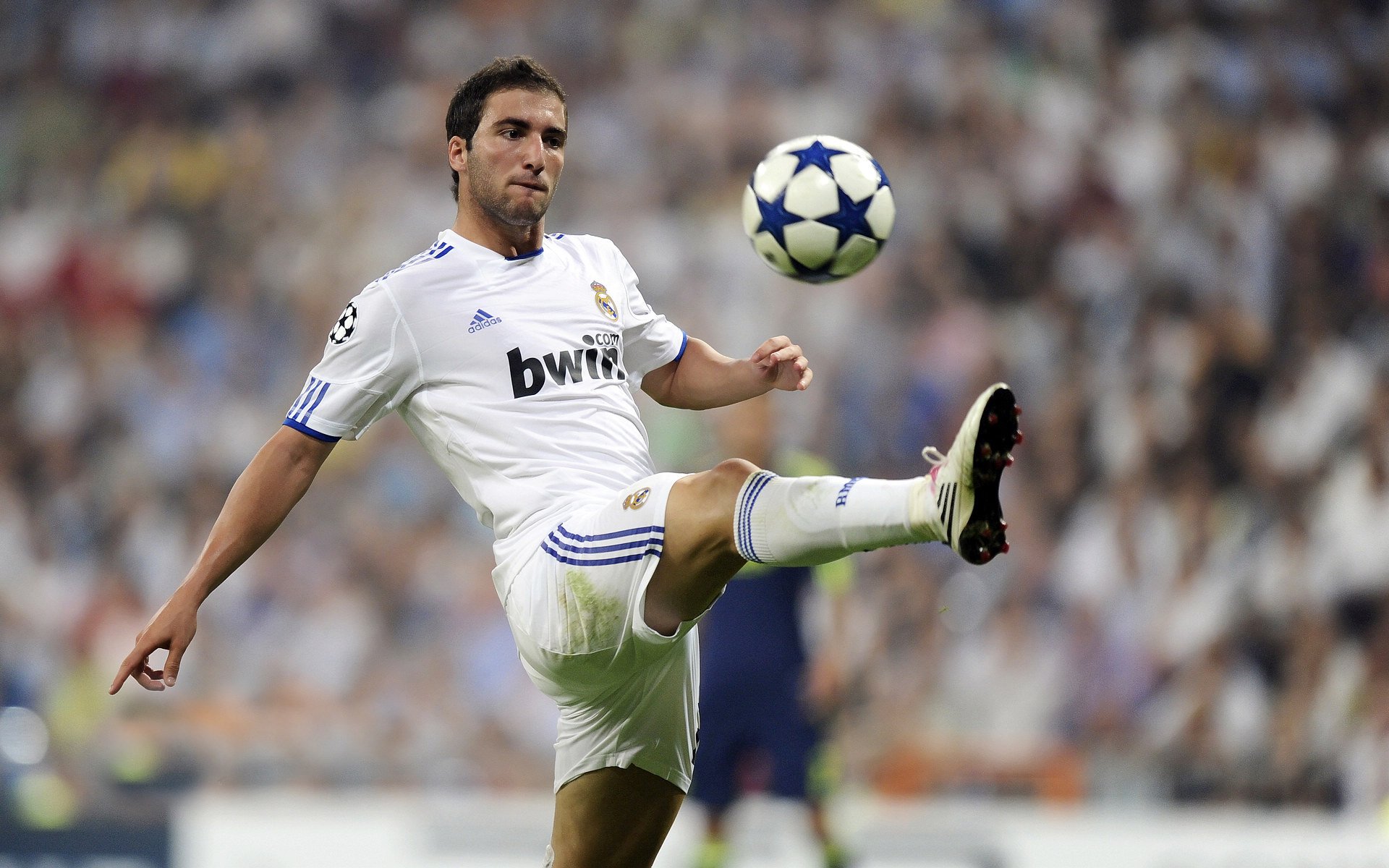 夜间灯光足球超炫表演,点亮城市绿茵夜,足球场夜间照明灯